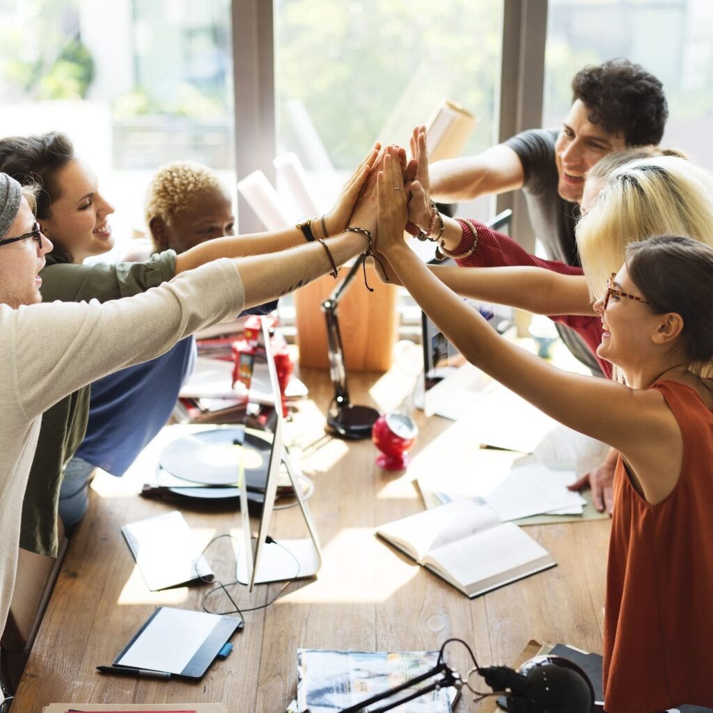 Equipo de trabajo celebrando en una oficina