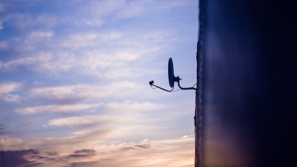 Antena satelital instalada al atardecer